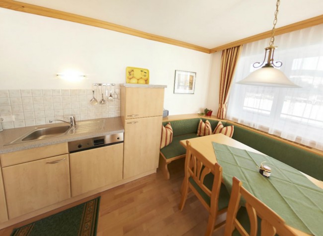 Küche und Esstisch im Appartement in Flachau