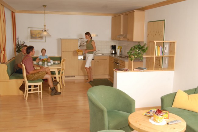 Wohnküche mit Sitzecke und Esstisch