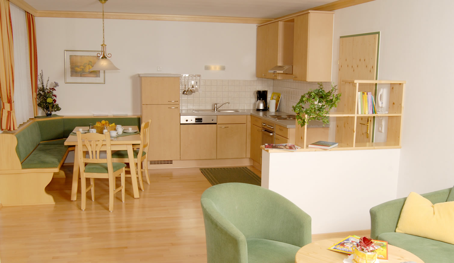 Wohnküche und gemütliche Sitzecke im Appartement am Ferienhof Ransburggut