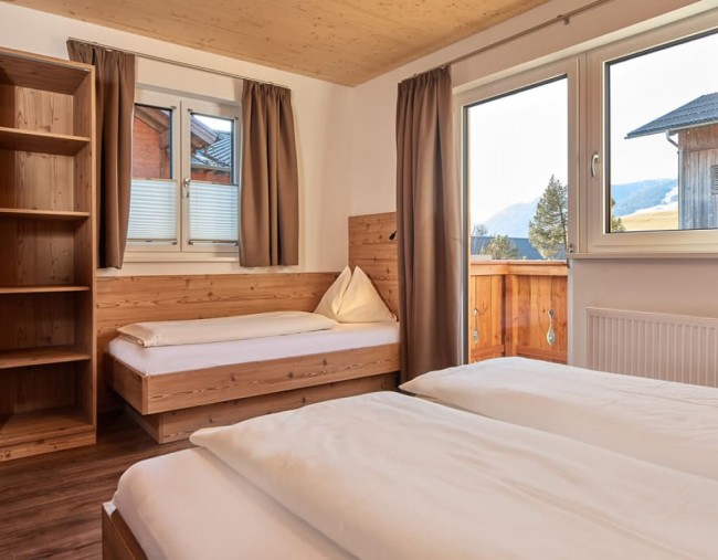 Dreibettzimmer mit Doppelbett und Einzelbett