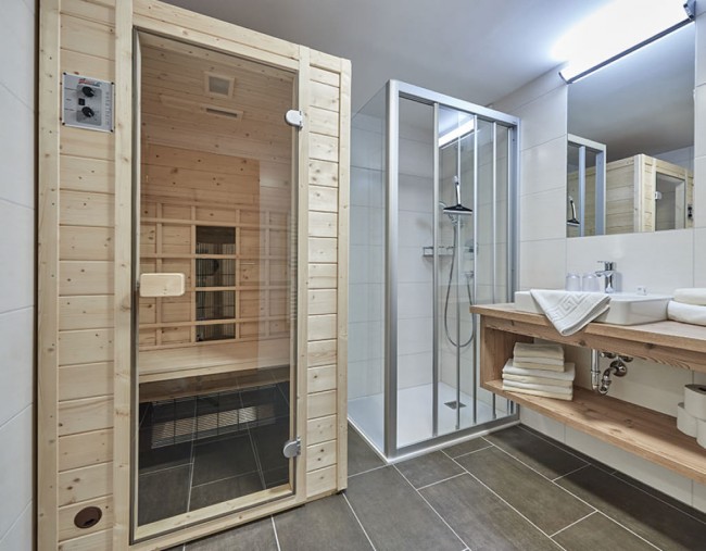 Badezimmer mit Dusche und Infrarotkabine