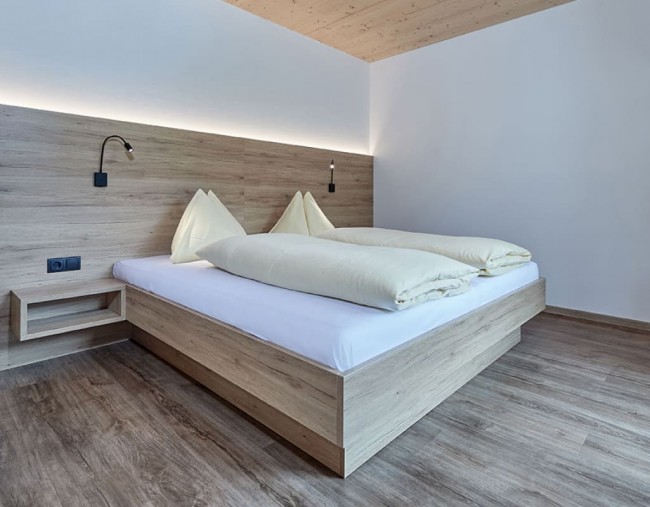 Schlafzimmer mit Vollholzmöbeln