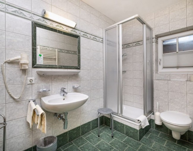 Ger&auml;umiges Badezimmer mit Dusche und WC
