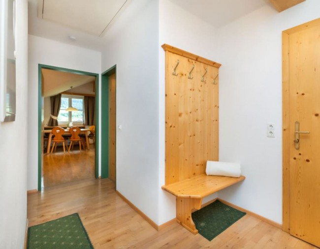 Gro&szlig;er Vorraum mit Garderobe