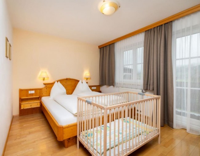 Schlafzimmer mit Kinderbett
