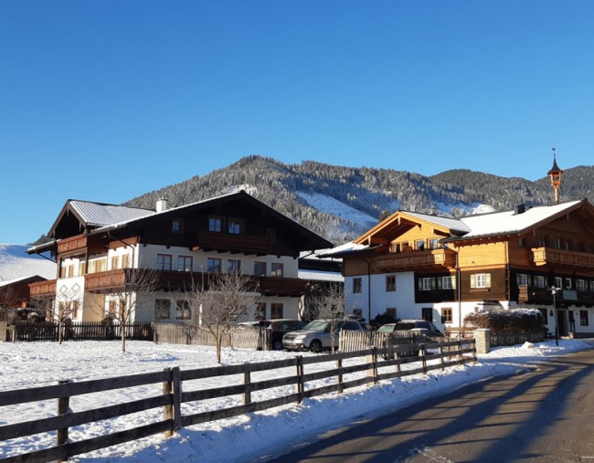 Winterurlaub in Flachau, Skibus h&auml;lt direkt vor dem Haus