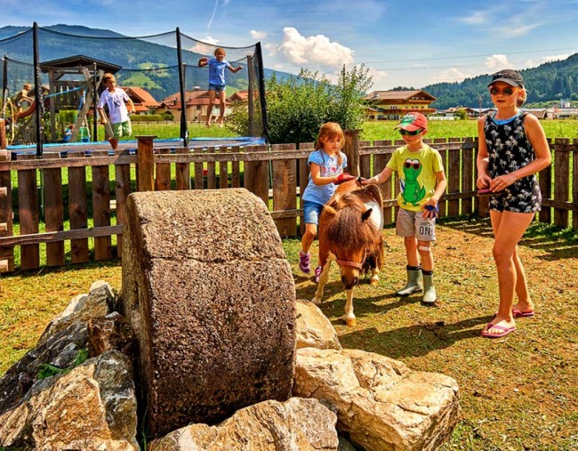 Kinderspielplatz und Streichelzoo