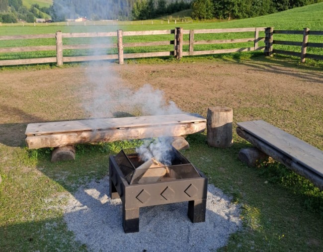 Lagerfeuerplatz f&uuml;r Stockbrot, Marshmallows und Grillw&uuml;rstl