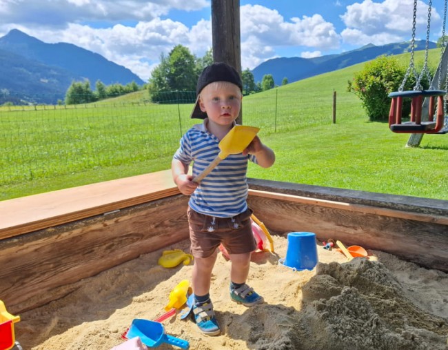 Spa&szlig; in der gro&szlig;en Sandkiste mit &Uuml;berdachung