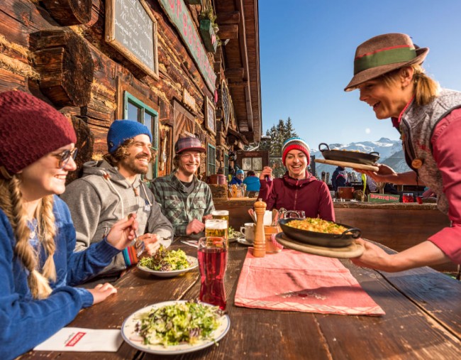 Einkehr in die vielen Skih&uuml;tten und Berggasth&ouml;fe auf ein Salzburger Schmankerl &copy; Flachau Tourismus_Markus Berger