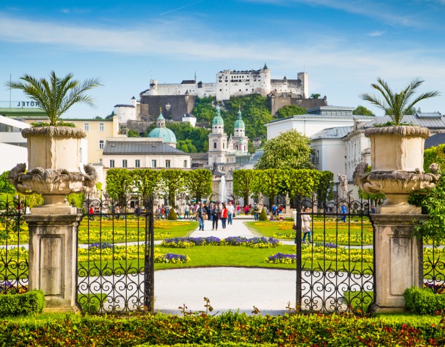 Festung Hohensalzburg und Mirabellgarten &copy; Shutterstock