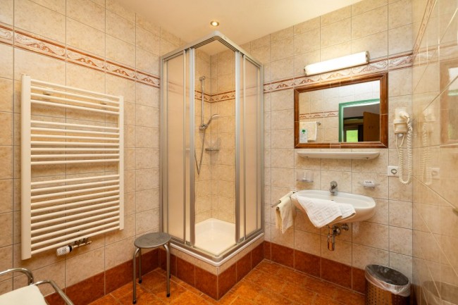 Badzimmer mit Dusche, Waschbecken und Handtuchw&auml;rmer