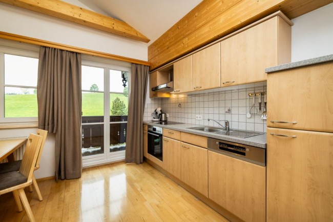 Helle Wohnk&uuml;che mit Esstisch und Balkon