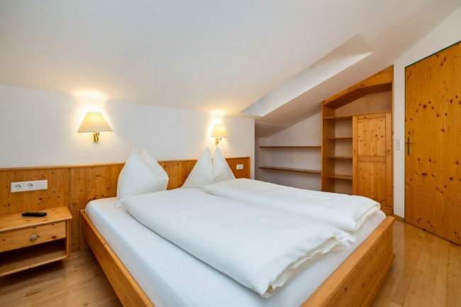 Schlafzimmer mit Doppelbett