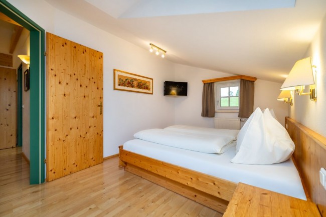 Schlafzimmer mit Doppelbett
