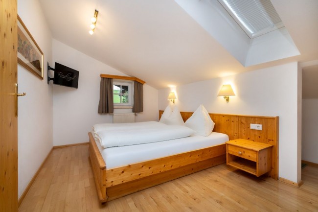 Schlafzimmer mit Doppelbett