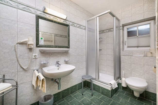 Badezimmer mit Dusche, WC