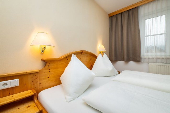 Schlafzimmer mit Doppelbett