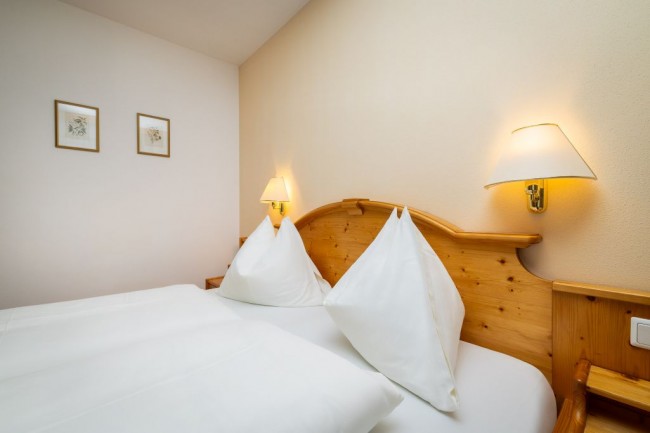 Schlafzimmer mit Doppelbett