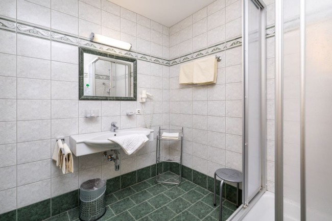 Ger&auml;umiges Badezimmer