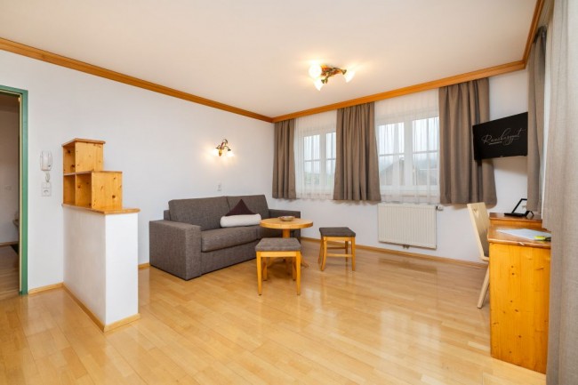 Wohnzimmer mit Flat-TV