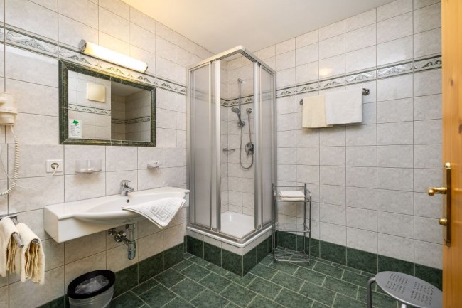 Badzimmer mit Dusche, Waschbecken und Handtuchw&auml;rmer