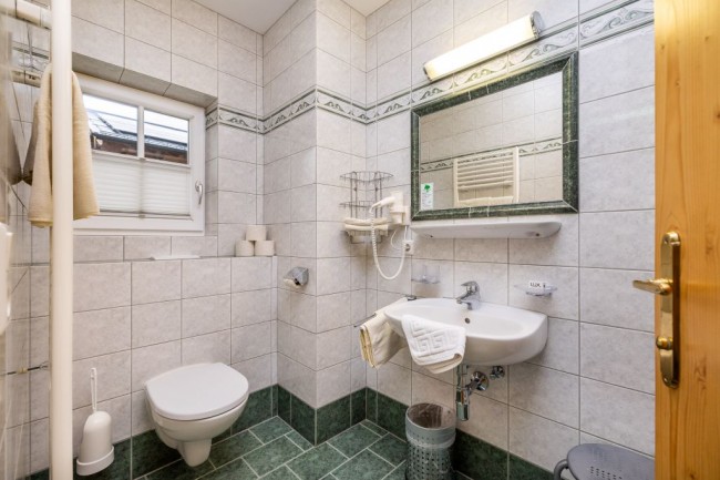 Badzimmer mit Dusche und WC
