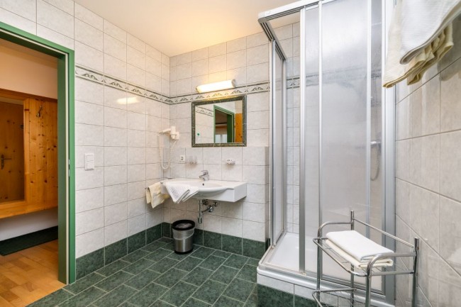 Badzimmer mit Dusche, Waschbecken und Handtuchw&auml;rmer