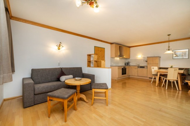 Wohnk&uuml;che mit Couch und TV