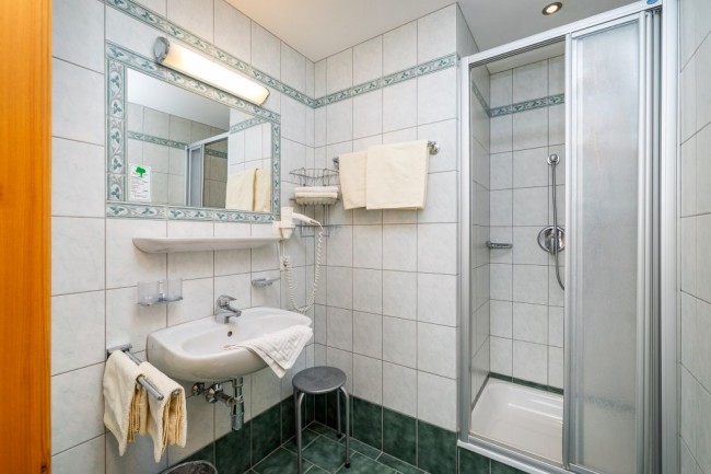 Badezimmer mit Dusche und Waschbecken