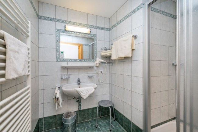 Badezimmer mit Dusche und Waschbecken