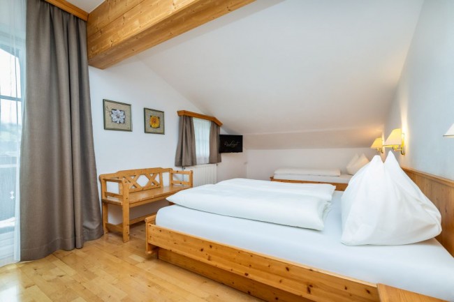 Schlafzimmer mit Doppelbett und Einzelbett