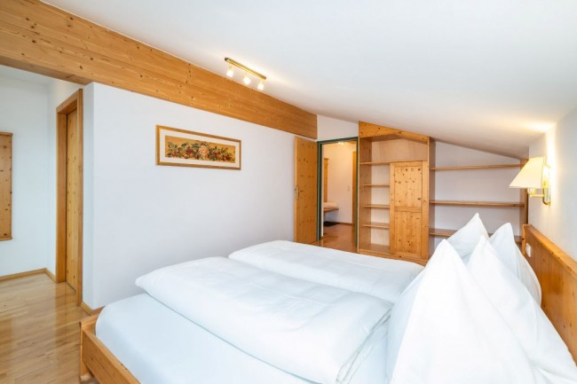 Schlafzimmer mit Doppelbett und Mansarde