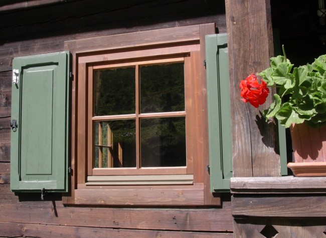 Fenster mit Blumenschmuck