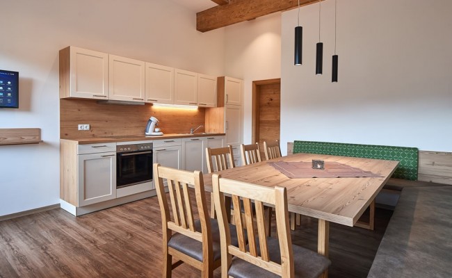Wohnbereich mit Sitzecke und voll ausgestatteter Küche
