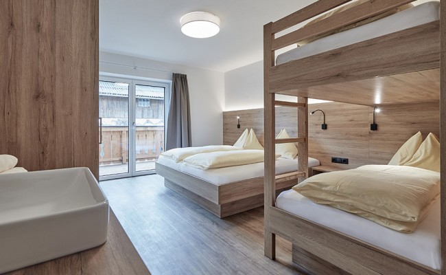 Schlafzimmer mit Doppel- und Stockbett