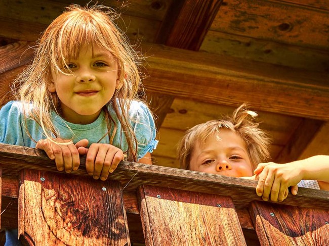 Kinder in der Gartenhütte