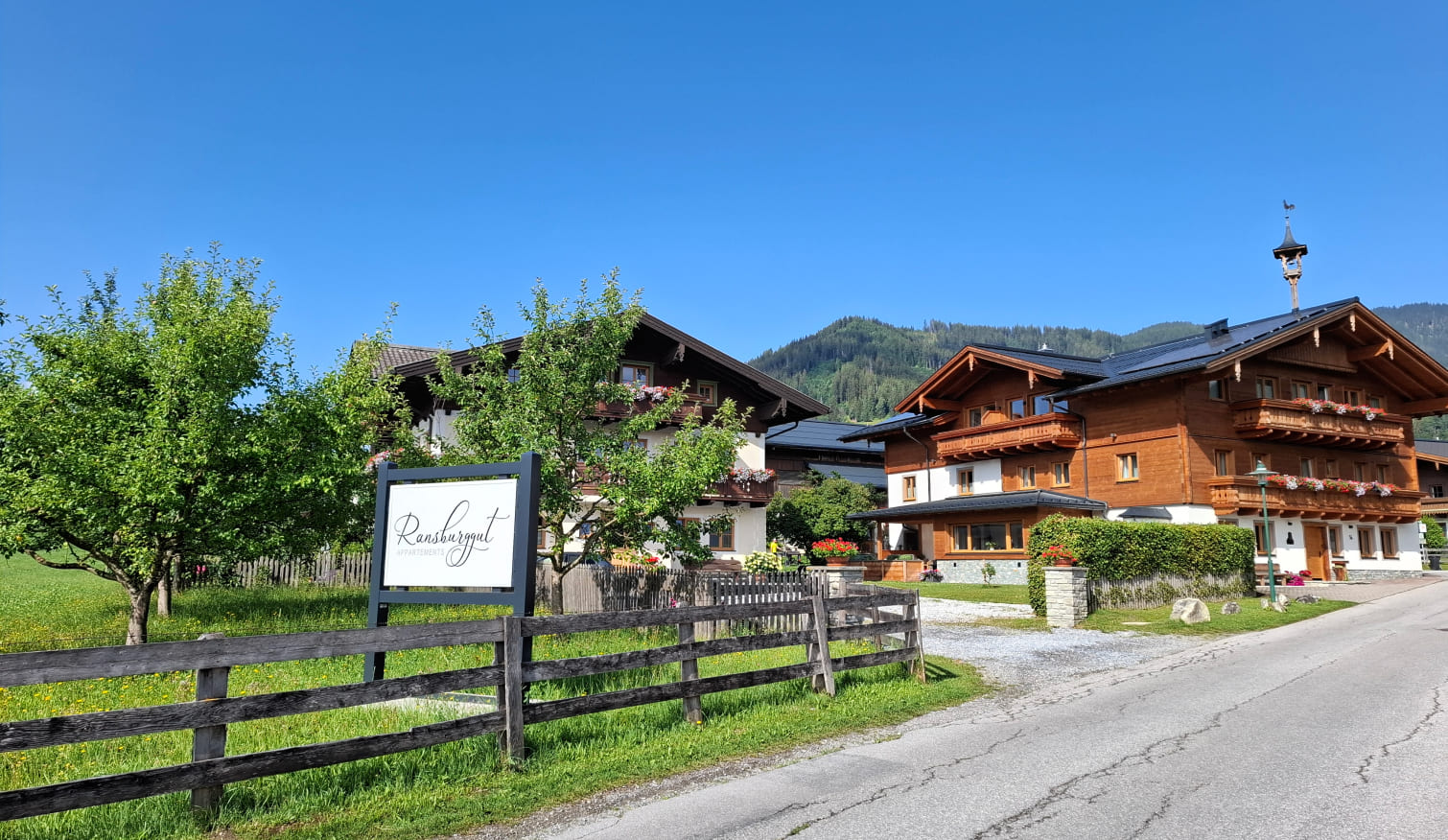 Unser Kinder- und Ferienbauernhof Ransburggut in der Sommerzeit in Flachau, Österreich