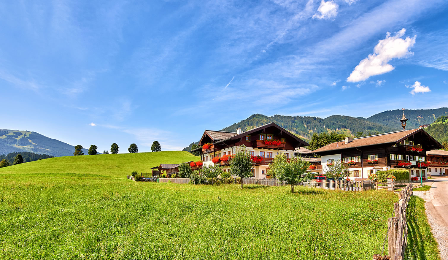 Pony reiten und schaukeln am Spielplatz im Sommerurlaub am Bauernhof