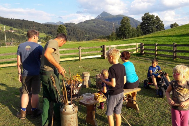 Lagerfeuer mit Freunden! Wir grillen ein leckeres Würstchen!