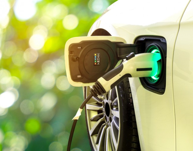 E-Ladestation f&uuml;r Autos und E-Bikes &copy; Shutterstock