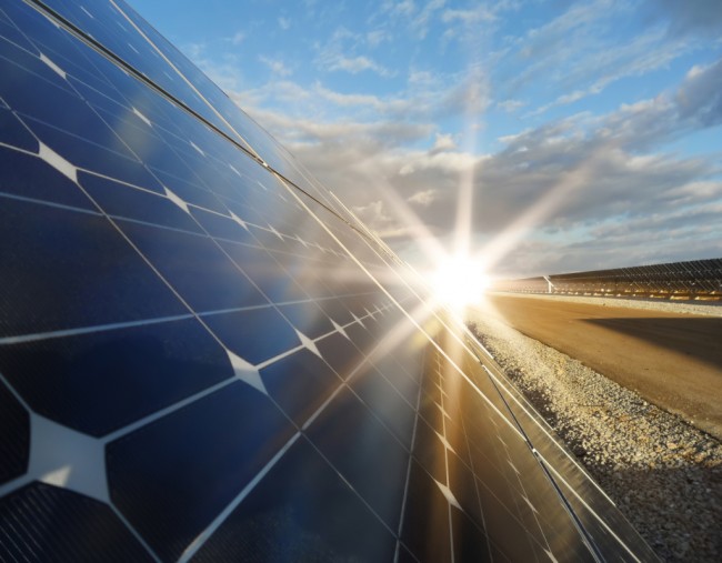 Photovoltaikanlage mit Warmwasserspeicher &copy; Shutterstock