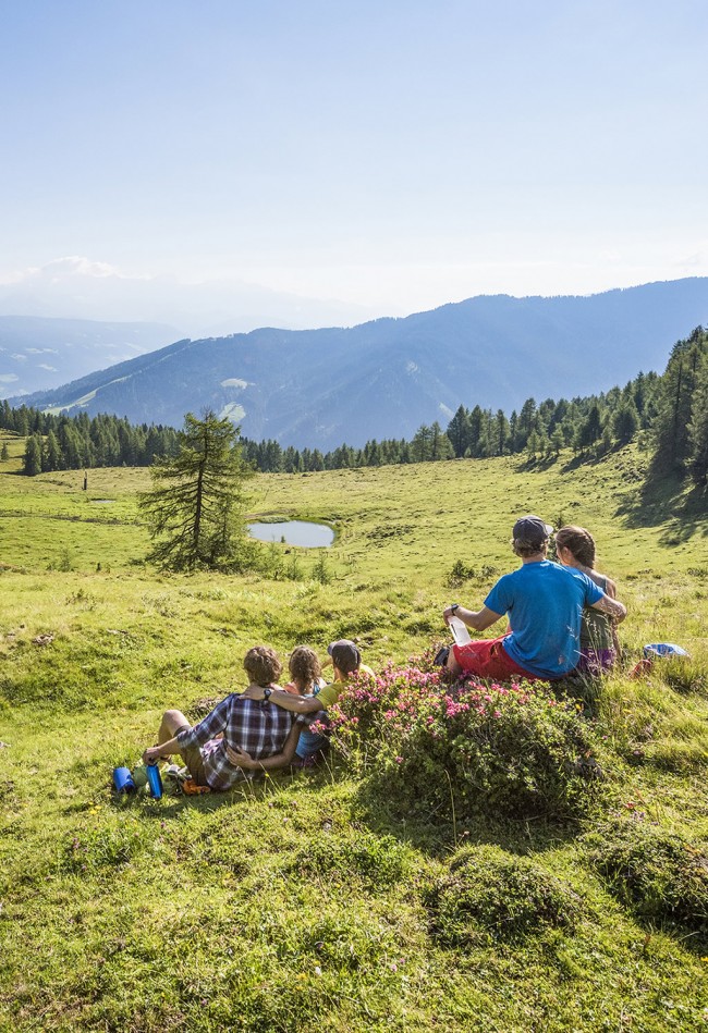 Pause während einer Wanderung im schönen Almengebiet © Flachau Tourismus