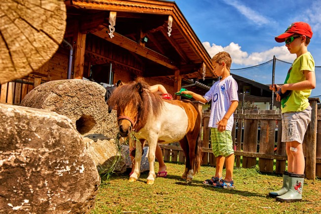 Pony reiten und Spielplatz