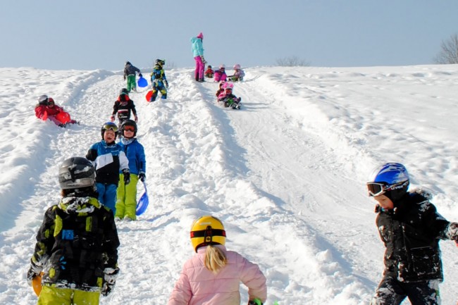 Spielen im Schnee am Hügel hinter dem Ransburggut in Flachau