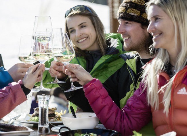 Essen, trinken und ausgelassen sein auf den Skihütten und Bergrestaurants von Snow Space Salzburg © Flachau Tourismus