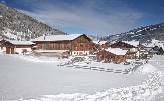 Das Ransburggut im Winter mit Skibushaltestelle direkt vor dem Haus